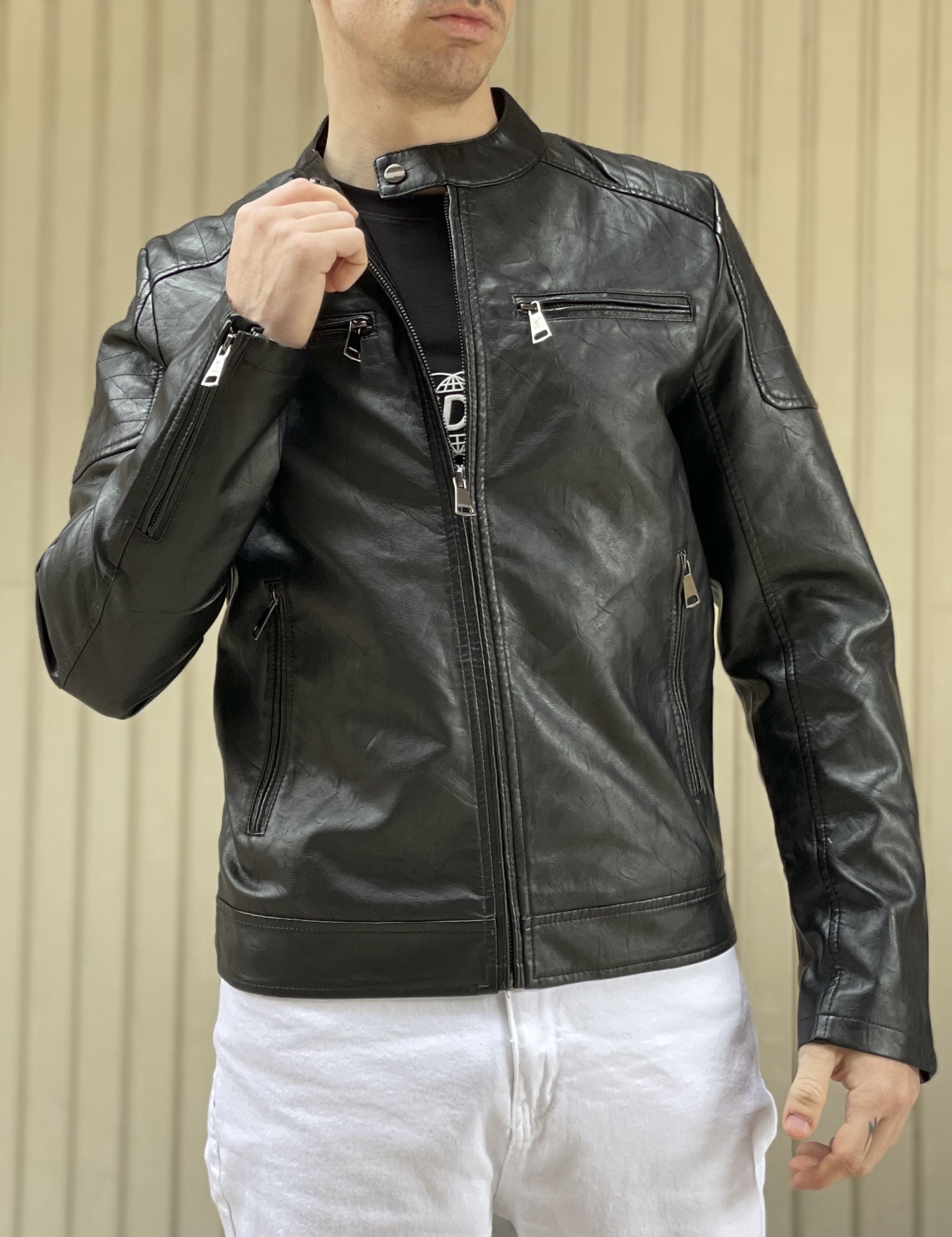 Ανδρικό μαύρο μπουφάν δερματίνη με ραφές στους ώμους και μάο γιακά 9801 φωτογραφία